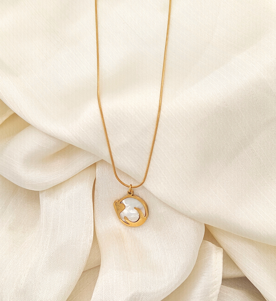 Stylish Pendant with Mother-of-Pearl