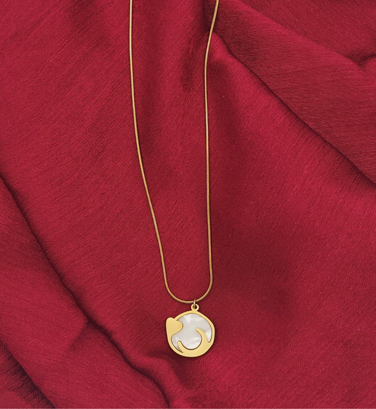 Stylish Pendant with Mother-of-Pearl