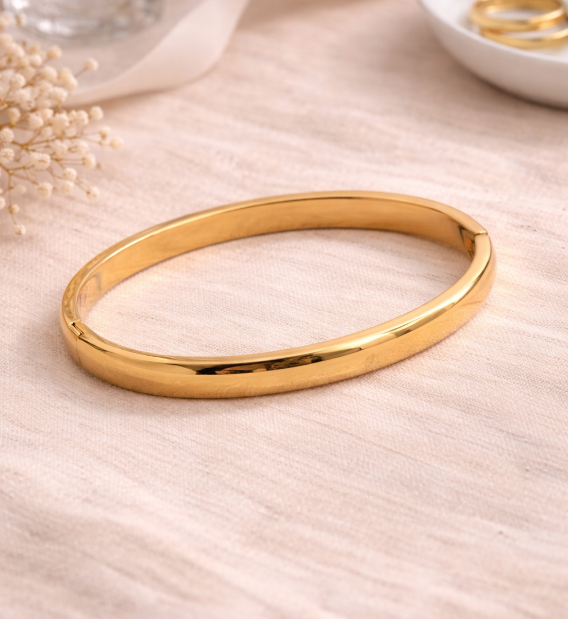 Minimal Luxe Gold Bangle