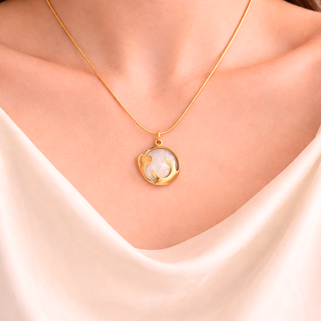 Stylish Pendant with Mother-of-Pearl