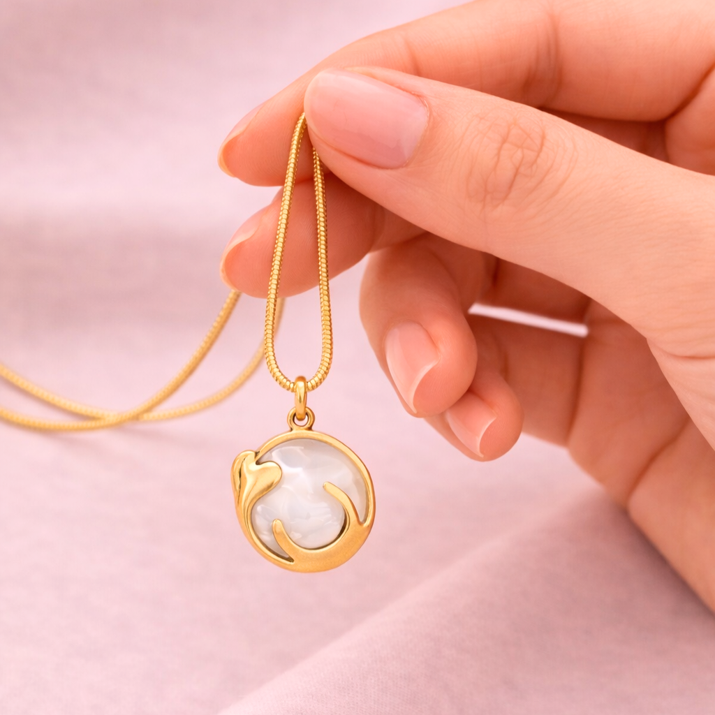 Stylish Pendant with Mother-of-Pearl