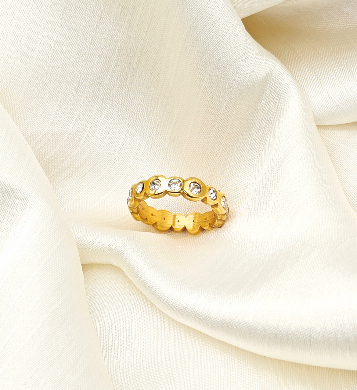 Gold Scalloped Band Ring with Gemstone